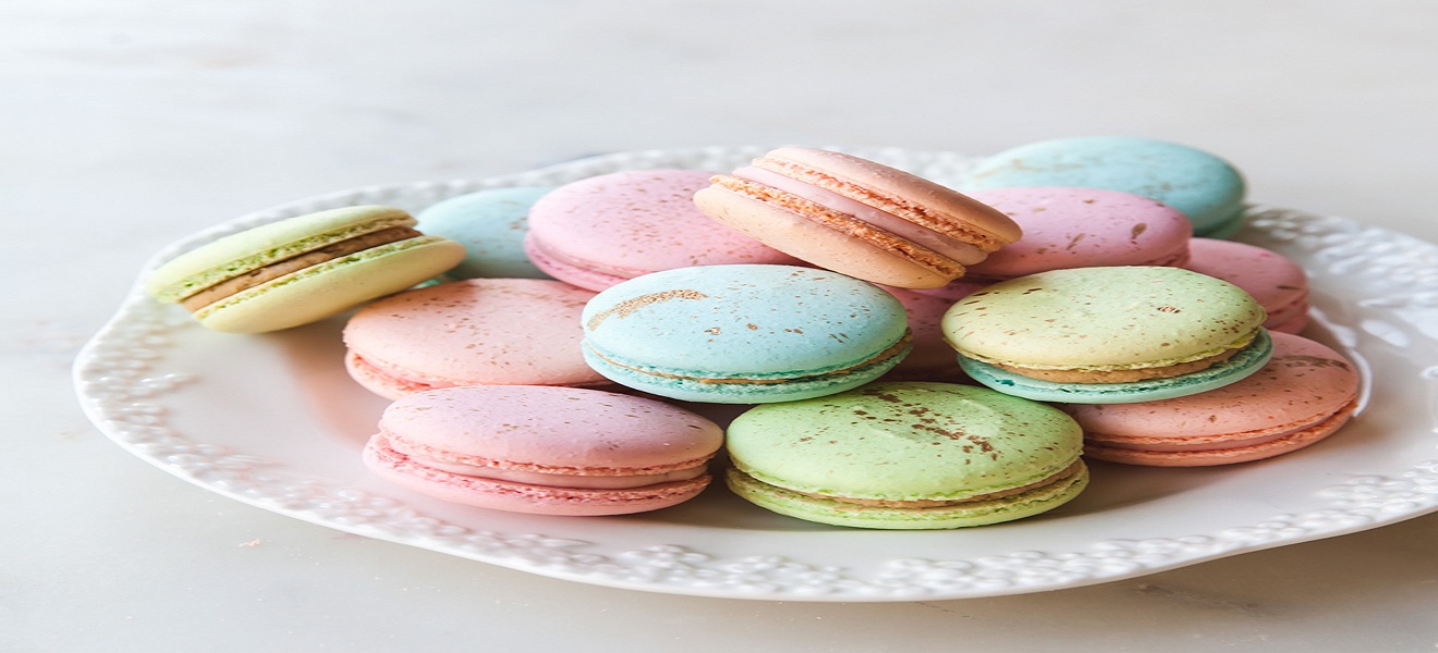 Pastel y macarons de vitrina