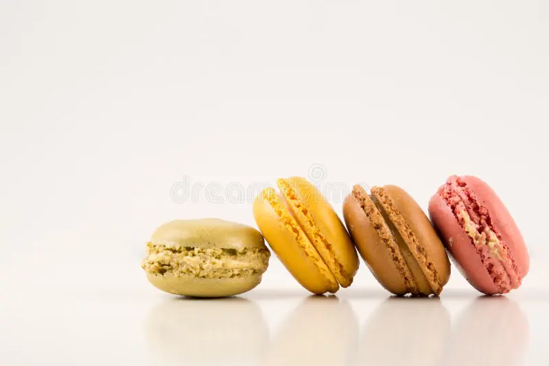 Variedad de macarons sobre blanco