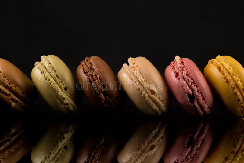 Pila de macarons sobre negro